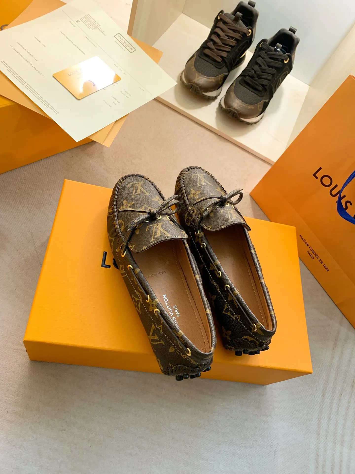 p460💰Couple model❤️🇫🇷 𝙇𝙤𝙪𝙞𝙨 𝙑𝙪𝙞𝙩𝙩𝙤𝙣 🇫🇷Louis Vuitton 2023 Classic𝓛𝓿 𝓣𝓻𝓪𝓲𝓷𝓮𝓻 Sports Series ➪➪➪¯ [Arizona Doudou Shoes Series] ▪️▪️▪️Arizona slip-on shoes are made of Monogram Eclipse canvas. Its hand-painted and dyed edges and hand-sewn uppers fully demonstrate Louis Vuitton's traditional shoemaking craftsmanship. This slip-on shoe is very lightweight. The integrated tongue and upper make it particularly comfortable and flexible. The soft outsole is equipped with rubber padding. Decorated with matching sash. Detailed features: ☑️Monogram Eclipse canvas ☑️Black Eclipse pattern ☑️Hand-painted shoe edges ☑️Hand-sewn uppers (each pair takes time to process) ☑️Integrated tongue and upper construction ☑️Outsole equipped with rubber lining ☑️size: 35_46